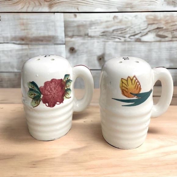 Vintage Flower w/ Handles Salt & Pepper Shakers With Cork Stoppers hand painted - Picture 1 of 9